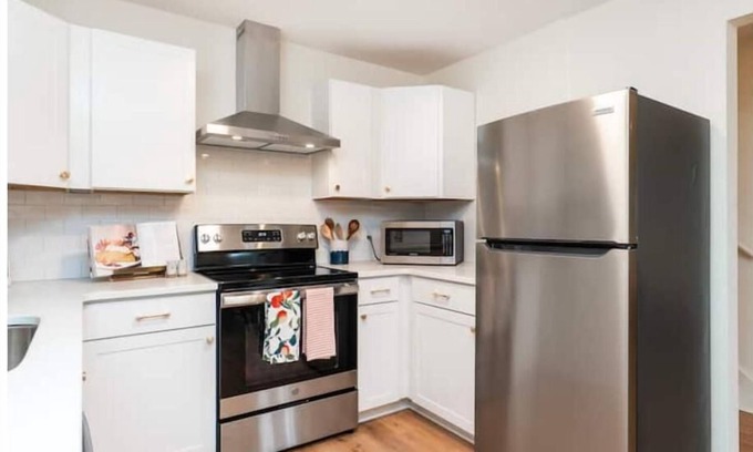 Burlington House | Premier Lake House on Hickory Nut Point with Scenic Views