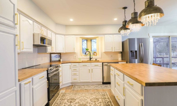Paris House | Lake House Retreat: Family-Friendly Getaway with Spa & Lake Views