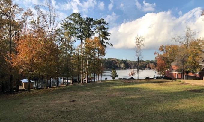 Milledgeville House | Lake House Retreat: Top-Rated Getaway by the Marina