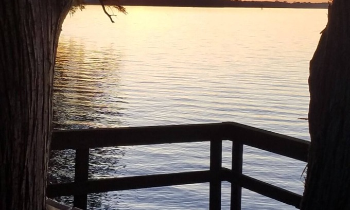 Wynnburg House | Lake House Retreat: Pet-Friendly Stay with Lake Views