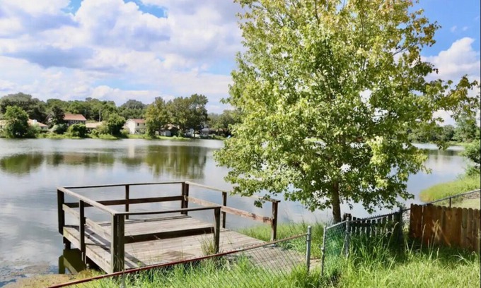 East Arlington House | Scenic Lake House Retreat Near the Beach with Spa Amenities