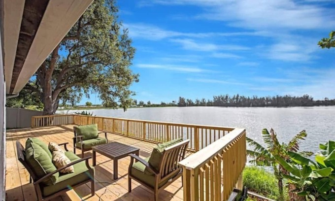 Davie House | Pet-Friendly Lake House Unit 1 with Spa and Breakfast
