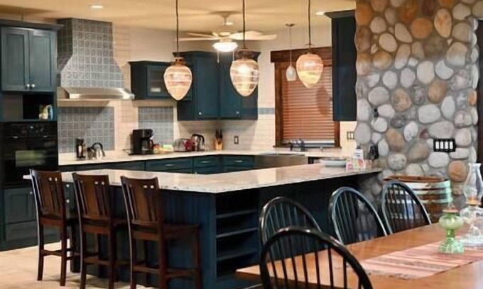 Hawkins House | River Rock Lake House: Pet-Friendly Retreat with Ocean View