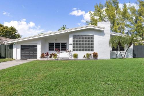 Ojus House | Relax at Lake House: Pet Friendly with Pool & Family Amenities