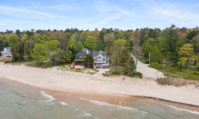 Hingham House | Perfect Lake House: 6 Bedrooms near Kohler-Andrae