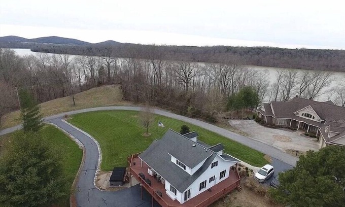 Monticello House | Scenic Lake House with Boat Ramp & Excellent 9.8 Rating