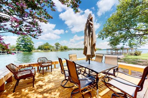Lake Hamilton House | Lake house with pier and grill