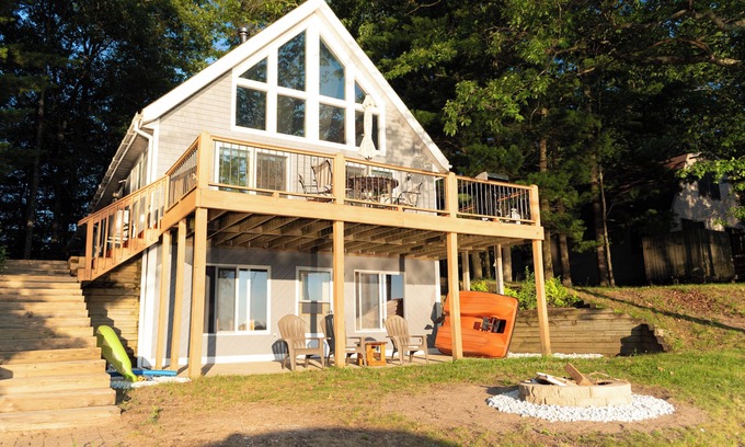 Irons House | Scenic Lake House with Private Beach & Mesmerizing Sunsets
