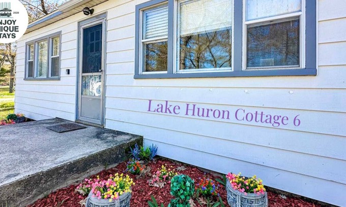 Greenbush Cabin | Beautiful Lake Huron Cottage with Scenic Views & Breakfast
