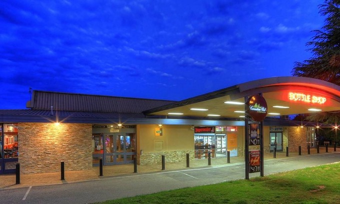 Jindabyne Hotel | Inviting Lake Jindabyne Hotel with Pool & Family Amenities