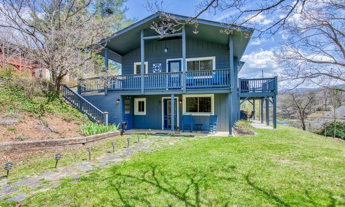 Lake Junaluska Apartment | Serene Lake Junaluska Retreat with Free WiFi & Pool Access