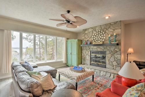Salem Apartment | Relaxing Lake Keowee Resort Condo with Pool and Balcony