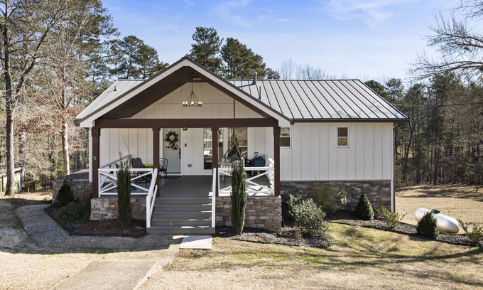 Cumming Cottage | Renovated Lake Lanier Cottage with Spa & Ocean Views
