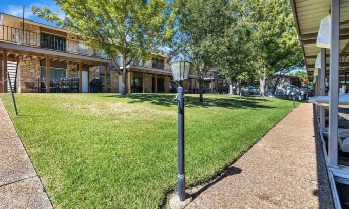 Kingsland Condo | Lake LBJ Retreat: Cozy 1BR Condo with Dock Access & Grill