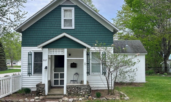 Lake Leelanau House | Family-Friendly Lake Leelanau Cape Cod with Pet Amenities