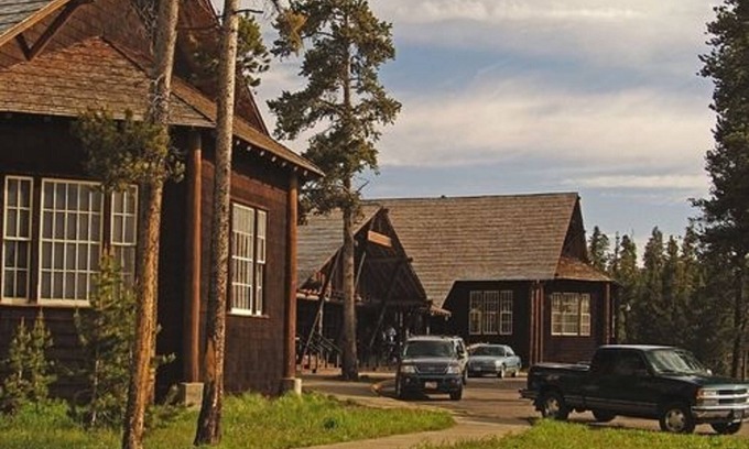 Lake Hotel | Cozy Lake Lodge Cabins - Experience Nature Inside the Park