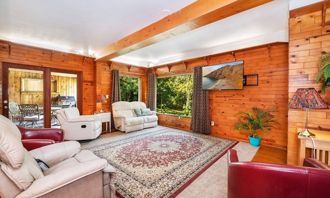 Fairvilla House | Elegant Waterfront Home with BBQ & Jon Boat on Lake Lucy