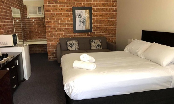 Marks Point Hotel | Discover Lake Macquarie Motor Inn: Family-Friendly Retreat