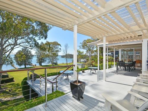 Morisset Park House | Discover Edgewater Lakehouse: Family-Friendly Retreat