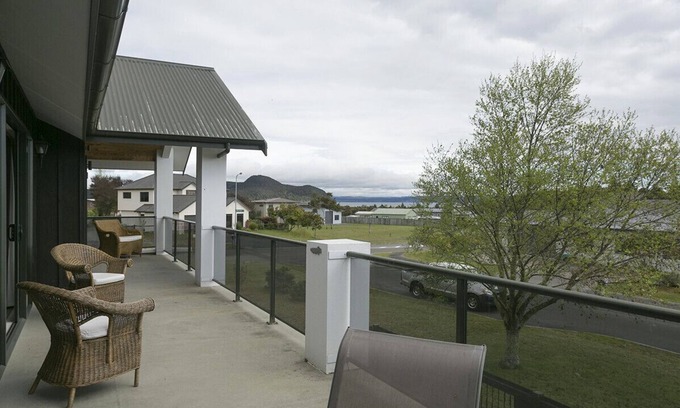 Motuoapa Cottage | Family-Friendly Lake Magic - Motuoapa Holiday Home Awaits