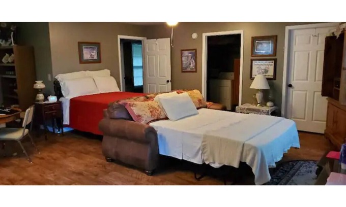 Dadeville Apartment | Serene Lake Martin Studio with Pool & Kitchen Amenities