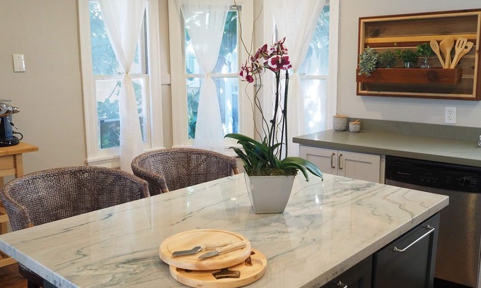 Oakland Apartment | Lake Merritt Beauty: Pet Friendly with Ocean Views & WIFI
