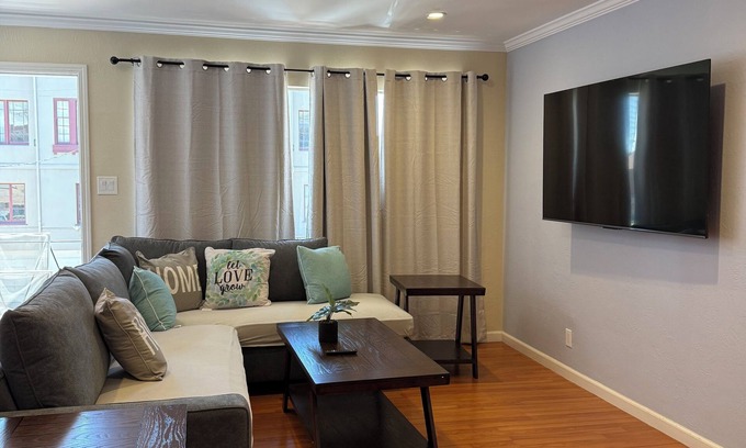 Adams Point Condo | Lake Merritt Large 2-bedroom/2-bathrooms condo in charming Oakland with WiFi