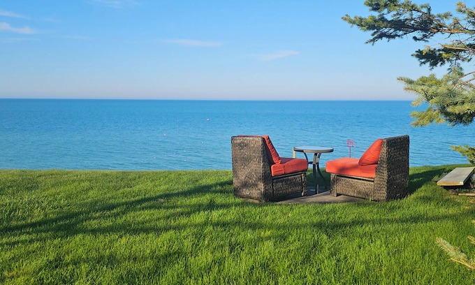 Racine Villa | Lake Michigan Designer Villa with Breakfast & 10/10 Rating