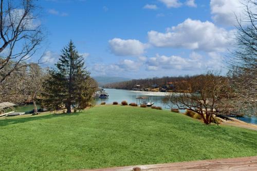Huddleston House | Discover Lake My Day: Family-Friendly Getaway Awaits