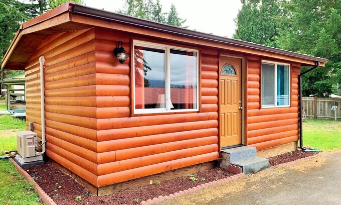 Matlock Cabin | Perfect Lake Nahwatzel Resort Cabin with Shared Dock & WIFI