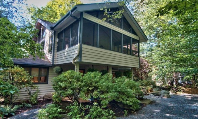 Pocono Pines Ski Chalet | Explore Lake Naomi Pocono: Top-Rated Family Retreat