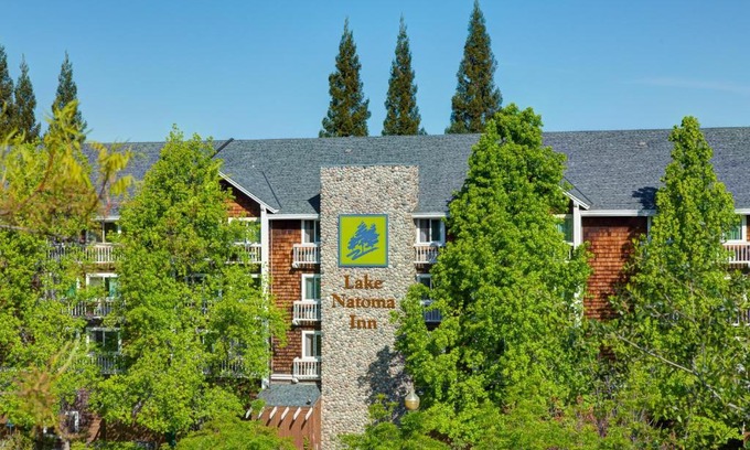Folsom Hotel | Discover Lake Natoma Inn: Family-Friendly with Pool & Dining