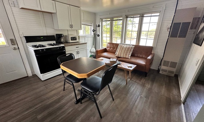 Tomahawk House | Lake Nokomis 2BD/1Bath Lakeside Cabin - Cabin #1