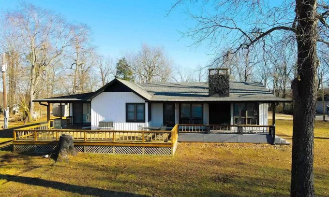 Henderson House | Beautiful Lake Norfork Oasis with Pool and Breakfast Included