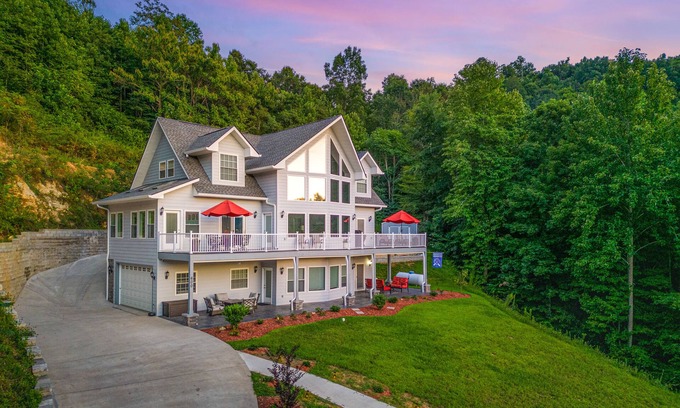 Maynardville House | Relax at Lake Norris Epic Aqua Haven in Maynardville