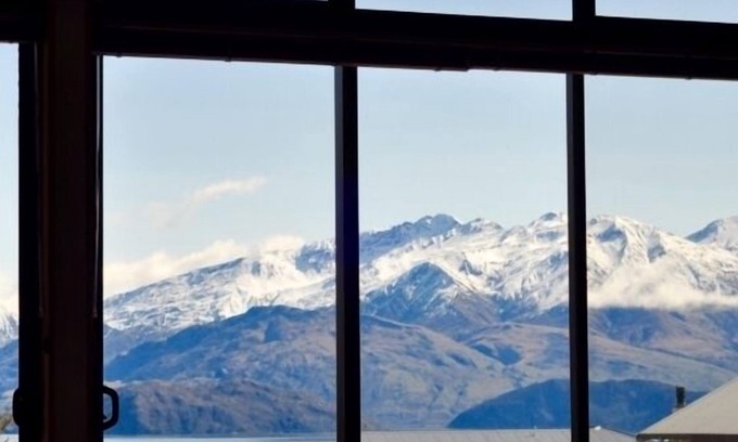 Wanaka House | Beautiful Lake Views at Mataraki with Family-Friendly Amenities