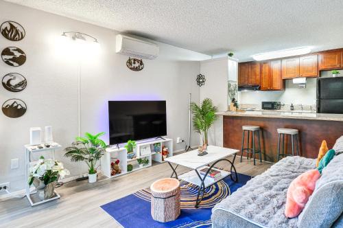 Mount Park Apartment | Tranquil Lake Oswego Condo with Balcony, Just 3 Mi to Water!