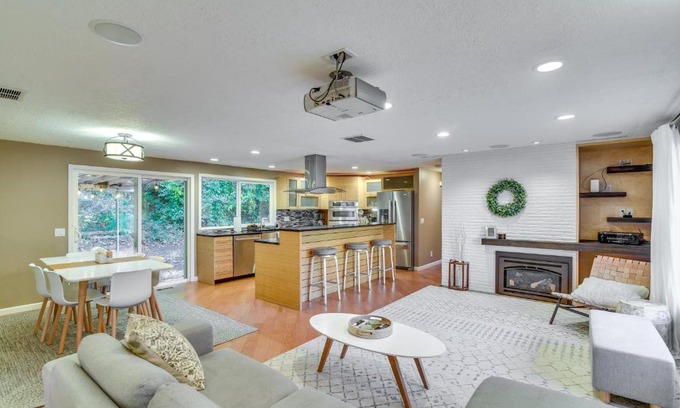 Palisades House | Welcoming Lake Oswego Home with Covered Patio Near Portland
