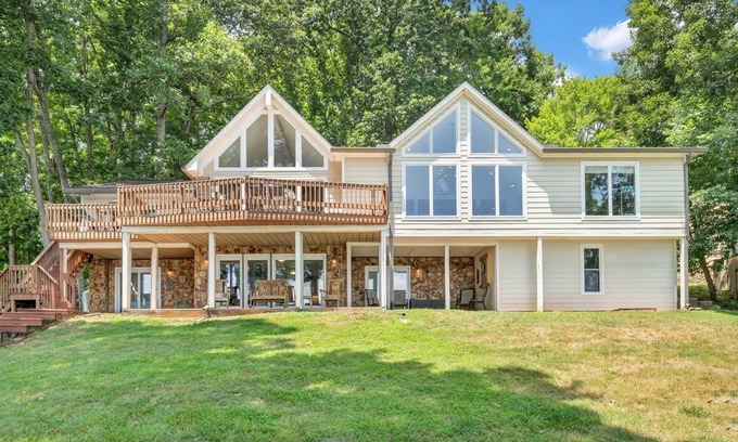 North Shore House | Lake Pappy's Place on Leeward: Lakefront home with private dock