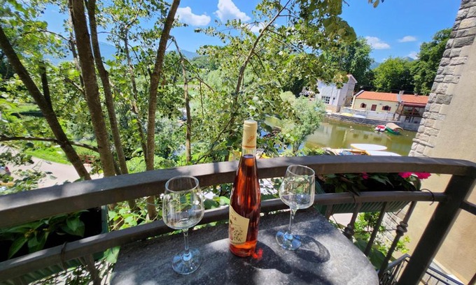 Virpazar Apartment | Discover Lake Pearls: Family-Friendly Retreat with Breakfast