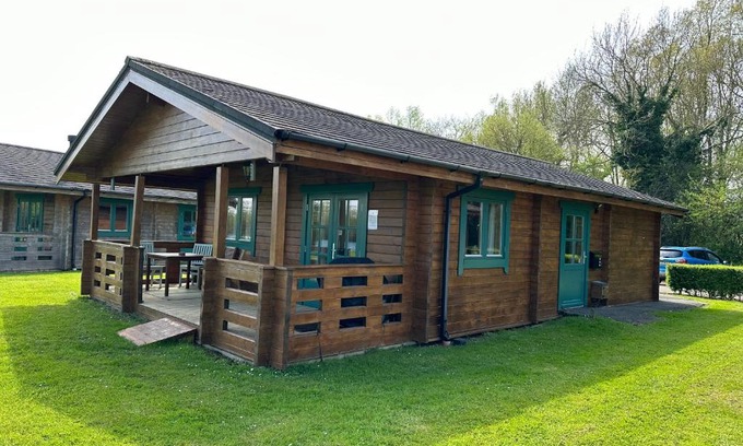 Ampney Crucis Ski Chalet | Pet-Friendly Retreat at Lake Pochard, Oak Lodge