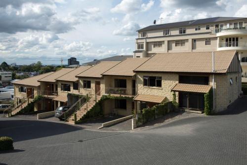 Hamilton Lake Hotel | Inviting Stay at Lake Point Motel with Breakfast Included