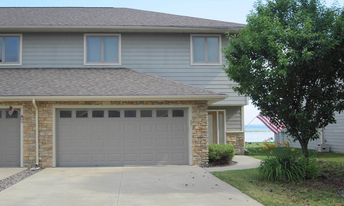 Village of Marquette Condo | Beachfront Bliss: Lake Puckaway Getaway with Pool & Views