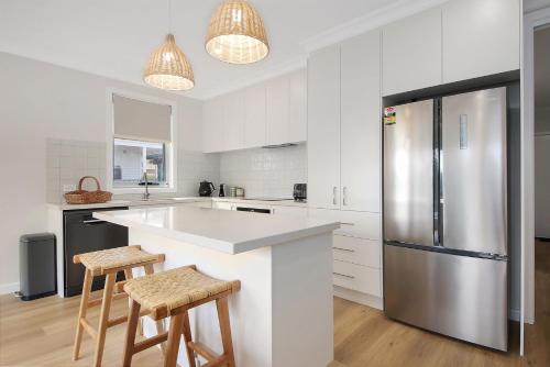 Beechworth House | Discover Lake Reflections: Perfect for Family Getaways