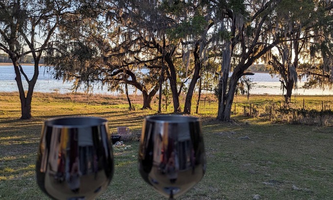 Dunnellon Cottage | Lake Retreat, 2-bedroom, Dogs Welcome, 8 miles to Rainbow River, Sleeps 4