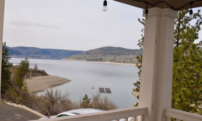 Davenport House | Lake Roosevelt Home with Beach Access - Family Friendly Escape