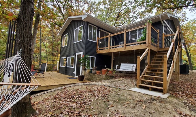 Effingham House | Lake Sara Dream: Enjoy Scenic Views with Family-Friendly Perks