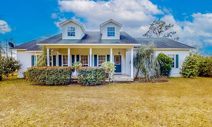 Donalsonville House | Pet-Friendly Lake Seminole House with Spa & Scenic Views