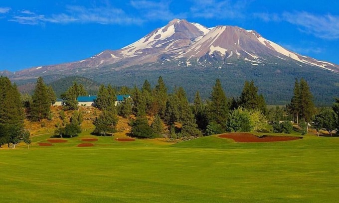 Weed Resort | Scenic Lake Shastina Golf Resort with Pool and Restaurant