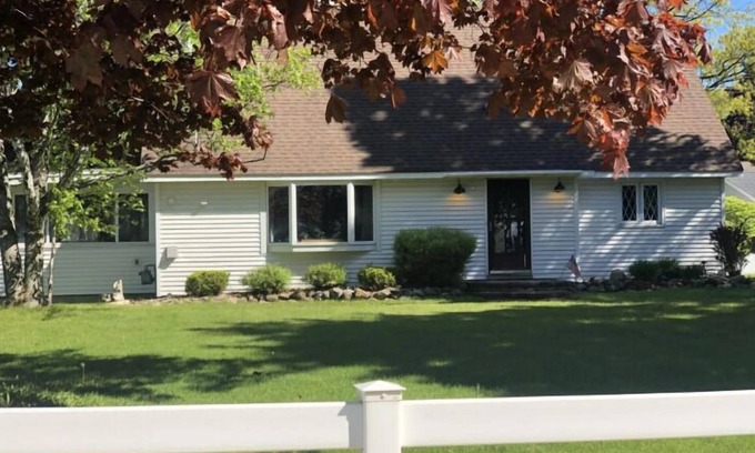 Gladstone House | Pet-Friendly Lake Shore Lookout with Ocean Views & Kitchen